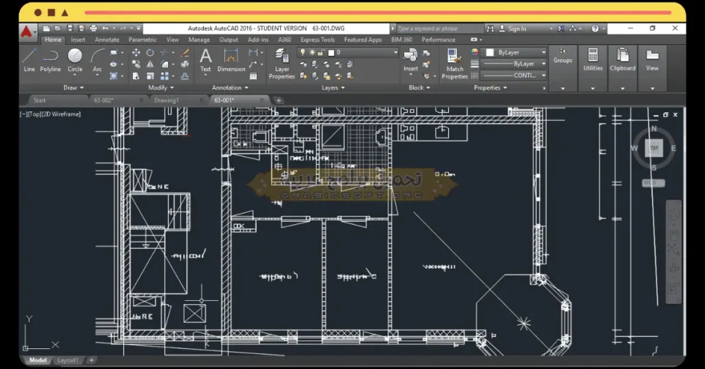 في هذه الصورة يظهر مهندس تصميم منزل بمساحة 1 كنال في برنامج AutoDesk AutoCAD.